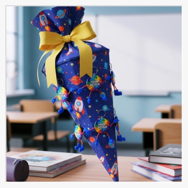 lustige Schlüsselanhänger im Cartoon-Style an einer Schultüte