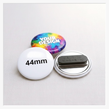 Ansicht der edlen Metallrückseite des 44 mm Buttons mit dem starken Doppel-Textilmagneten zur Befestigung.