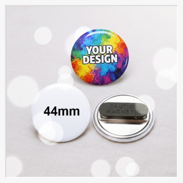 Detailaufnahme des 44 mm Buttons, der dank des Doppel-Textilmagneten schonend und sicher an einem Kleidungsstück fixiert.