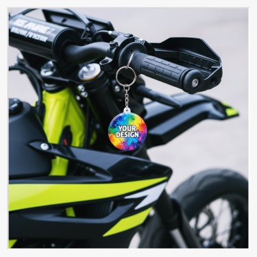 Cooler Schlüsselanhänger am griff einer Supermoto