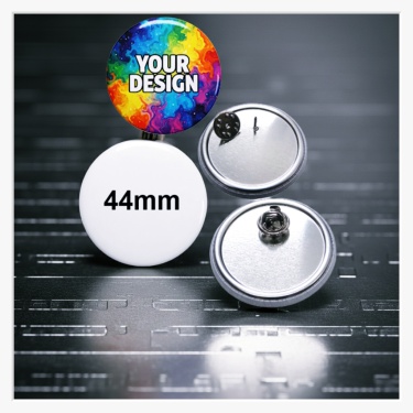 Rückansicht des 44 mm Buttons mit der edlen glatten Metallrückseite und dem geöffneten Butterflyverschluss.