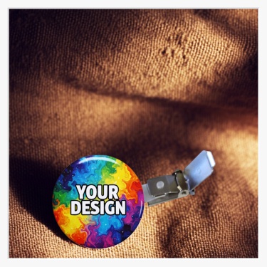 44mm Ansteckbutton mit Hosenträger-Clip – Der robuste Klassiker ohne Nadel