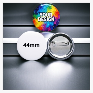 Detailaufnahme der Sicherheitsnadel-Befestigung am 44 mm Button-Gehäuse zur Veranschaulichung der Stabilität.