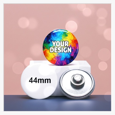 4Ein 44 mm Button mit Magnetbefestigung, angebracht an einem hochwertigen Business-Anzug.