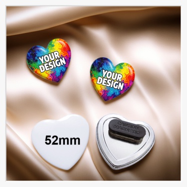 Vorderansicht eines herzförmigen 52x57 mm Buttons mit individuellem Grafik-Design.