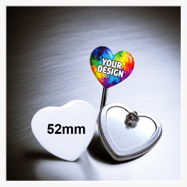Rückansicht des 52x57 mm Herz-Buttons mit der edlen glatten Metallrückseite und dem geöffneten Butterflyverschluss.