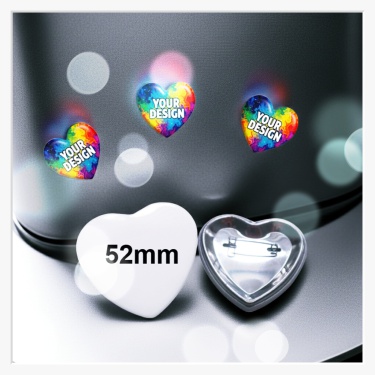 Rückansicht des 52x57 mm Herz-Buttons mit Fokus auf die stabile Metallplatte und die Sicherheitsnadel.