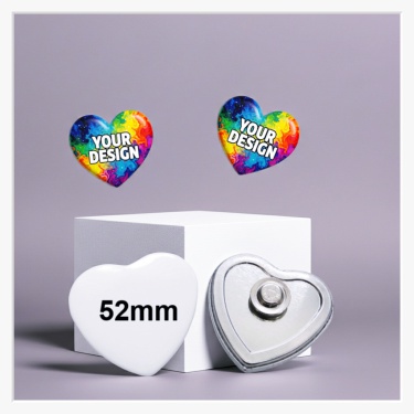 Vorderansicht eines herzförmigen 52x57 mm Buttons mit individuellem Design für eine Hochzeit.
