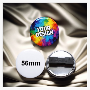 Anwendungsbeispiel des 56 mm Buttons, der dank Doppelmagnet stabil und lochfrei an einem Blazer befestigt ist.