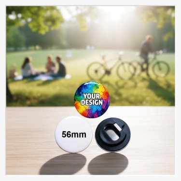 Rückansicht des 56 mm Buttons mit der leichten PE-Rückseite und dem integrierten Kapselheber.