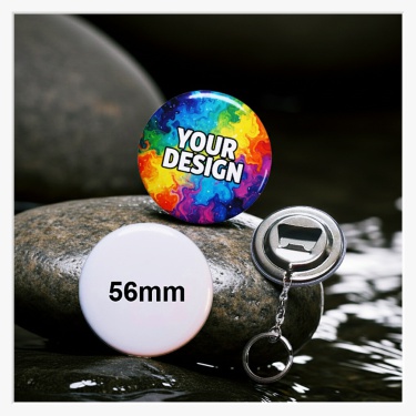 Rückansicht des 56 mm Flaschenöffner-Buttons mit der stabilen Metall-Öffner-Funktion und Schlüsselkette.