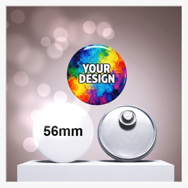 Ein 56 mm Button mit Magnetbefestigung, stabil und ohne Löcher an einem Sakko-Revers fixiert.