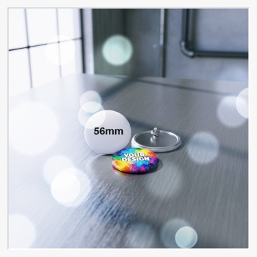 Detailaufnahme des Pins und der Schmetterlings-Kappe zur Veranschaulichung der Befestigung an einem 56 mm Button.