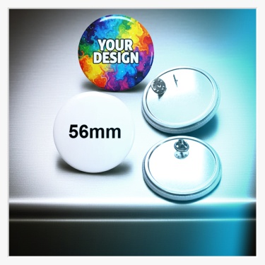 Rückansicht des 56 mm Buttons mit der edlen glatten Metallrückseite und dem geöffneten Butterflyverschluss.