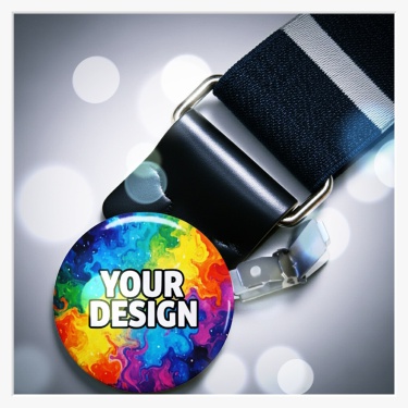 56mm Ansteckbutton mit Hosenträger-Clip – XXL-Sichtbarkeit ohne Nadelstiche