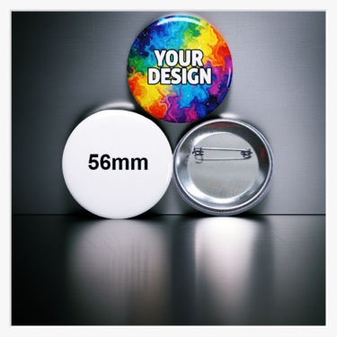 Rückseite des 56 mm Buttons zur Veranschaulichung der stabilen Metallplatte und der Sicherheitsnadel und NFC-Chip.