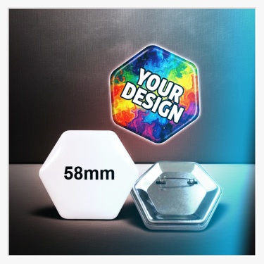 Detailaufnahme der Sicherheitsnadel-Befestigung am Gehäuse des sechseckigen Buttons.