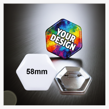 Rückansicht des 58x65 mm Hexagonal-Ansteckers mit Fokus auf die stabile Metallplatte und die Sicherheitsnadel.