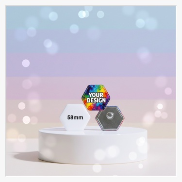 Rückansicht des Sechseck-Buttons mit der Metallfläche und dem dazugehörigen Textilmagneten.