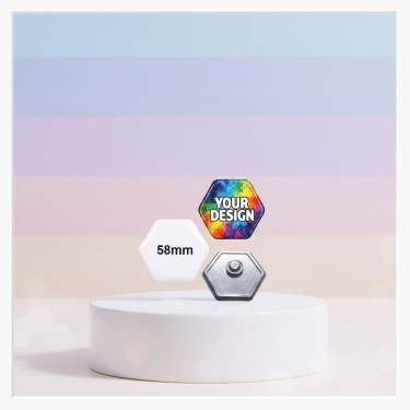 Ein 58x65 mm Hexagonal-Button mit Magnetbefestigung, sicher und lochfrei an einem modernen Business-Sakko fixiert.