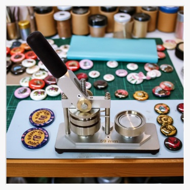 Manufaktur-Paket: 59 mm Buttonmaschine Klassik I inkl. Kreisschneider & Rohlingen