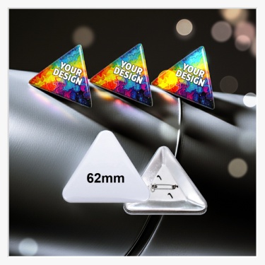 62mm Dreieck-Ansteckers mit Fokus auf die stabile Metallplatte und die Sicherheitsnadel.