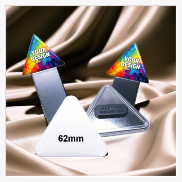 Vorderansicht eines bedruckten 62x67 mm Dreieck-Buttons mit individuellem Design.