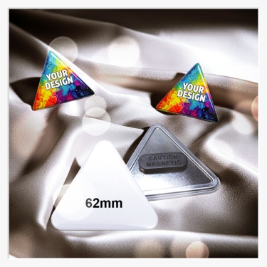 Rückansicht des dreieckigen Buttons mit Metalloberfläche und dem zweiteiligen Doppel-Textilmagneten.