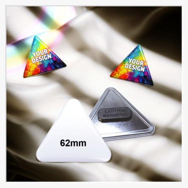 Ein 62x67 mm Dreieck-Button mit Doppelmagnet, der stabil und lochfrei an einem Kleidungsstück fixiert ist.