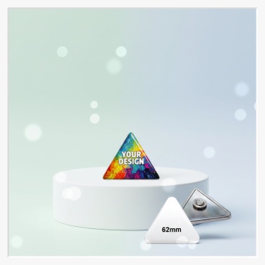 Ein 62x67 mm Dreieck-Button mit Magnetbefestigung, sicher und lochfrei an einem Kleidungsstück fixiert.