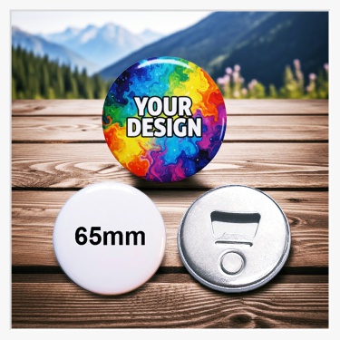 Ein 65 mm Buttons mit der stabilen Metall-Öffner-Funktion und dem starken Magneten auf einem Holztisch vor einer Berglandschaft