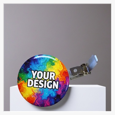 65mm XXL-Button mit Hosenträger-Clip – Maximale Werbefläche & Extrem-Halt