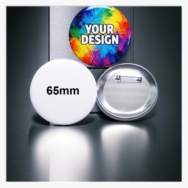 Rückansicht des 65 mm Buttons mit Fokus auf die stabile Metallplatte und die Sicherheitsnadel.