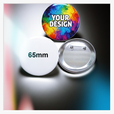 Detailaufnahme der Sicherheitsnadel-Befestigung am Gehäuse des 65 mm Ansteckbuttons.