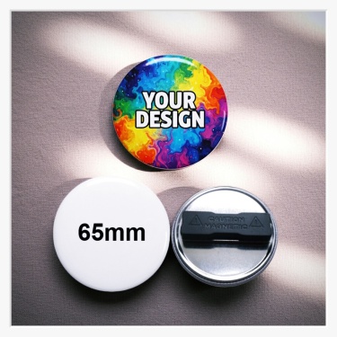 Anwendungsbeispiel des 65 mm Buttons, der dank Doppelmagnet stabil und gerade an einem Kleidungsstück fixiert ist.