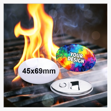 Ein individuell gestalteter ovaler 45x69 mm Magnet-Flaschenöffners auf einem BBQ-Grill umgeben von Flammen.