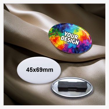 Anwendungsbeispiel des 45x69 mm Namensschildes, das per Doppelmagnet stabil und lochfrei an einem Revers befestigt ist.