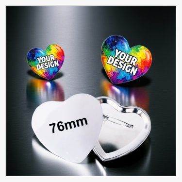 Frontalansicht eines großen herzförmigen 76x70 mm Buttons