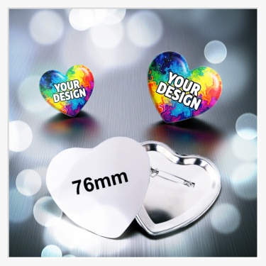 Detailaufnahme der Sicherheitsnadel-Befestigung am Gehäuse des großen 76x70 mm Herz-Buttons.