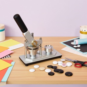 Manufaktur-Paket: 38 mm Buttonmaschine Klassik I inkl. Kreisschneider & Rohlingen